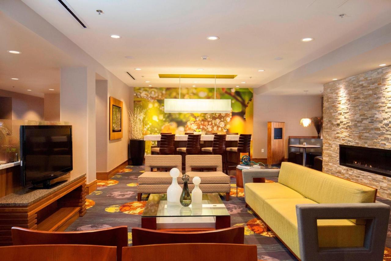 คอร์ตยาร์ด อีทากา แอร์พอร์ต/ยูนิเวอร์ซิตี้ Hotel อิทากา ภายนอก รูปภาพ