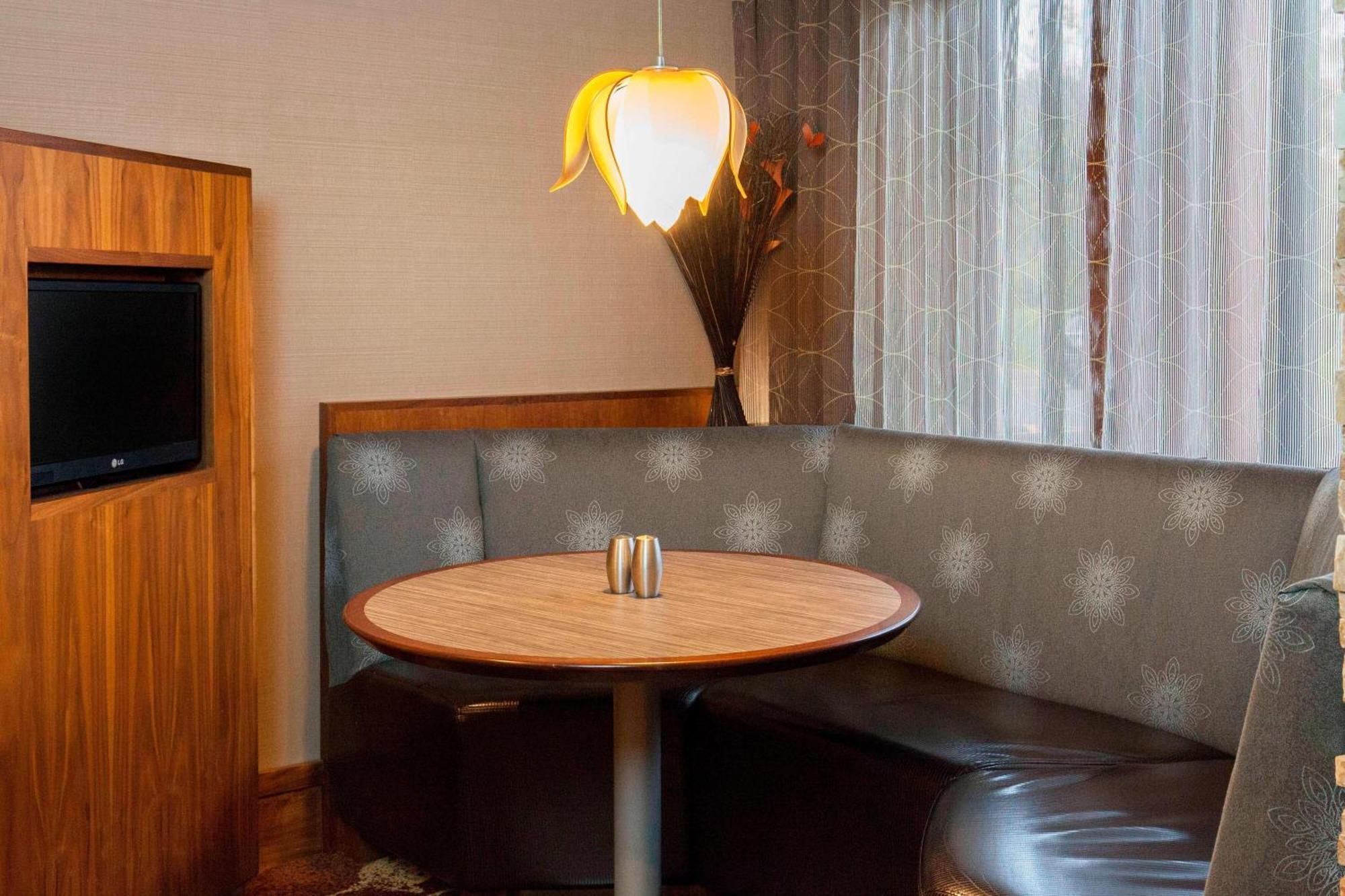 คอร์ตยาร์ด อีทากา แอร์พอร์ต/ยูนิเวอร์ซิตี้ Hotel อิทากา ภายนอก รูปภาพ