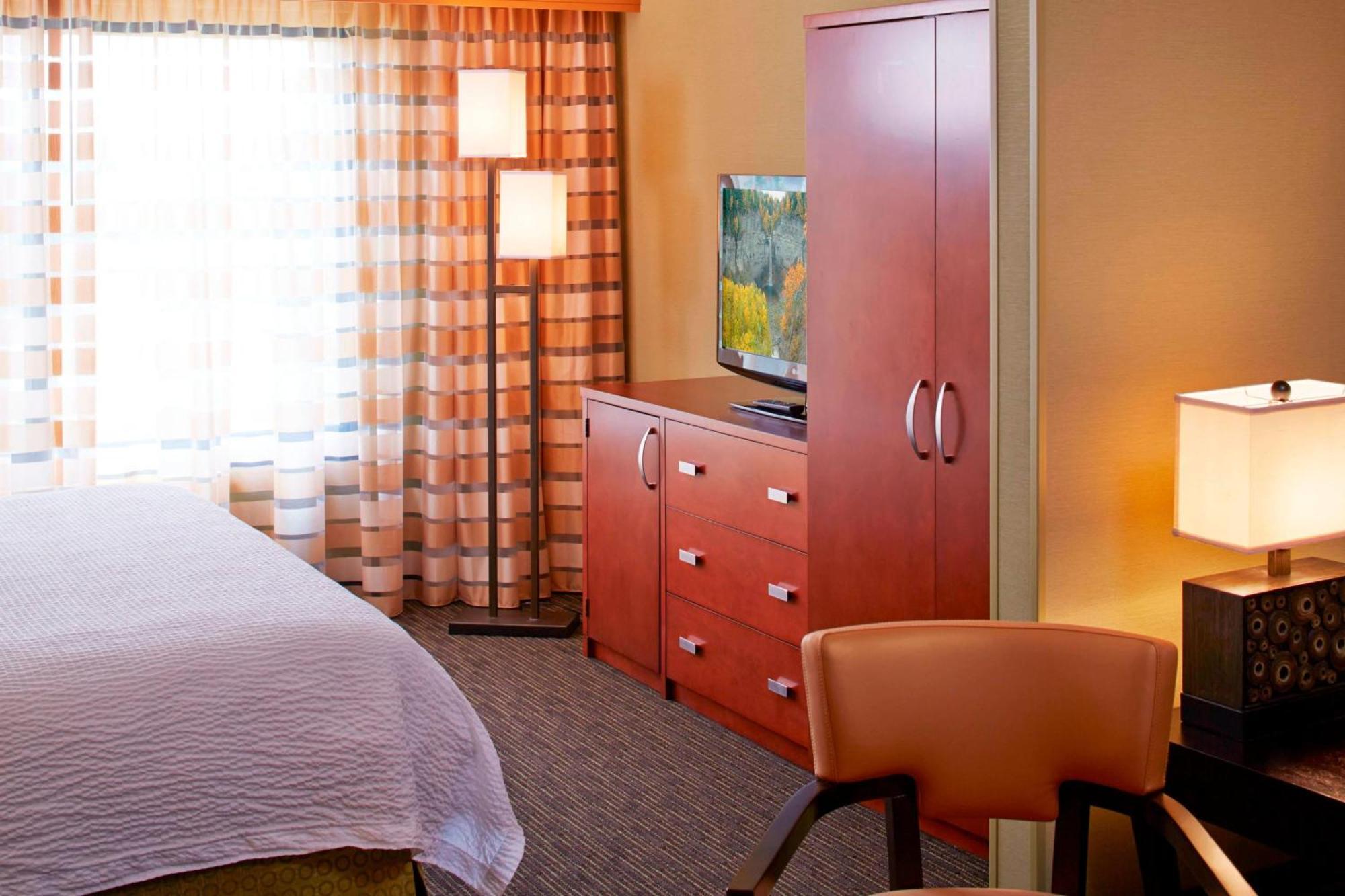 คอร์ตยาร์ด อีทากา แอร์พอร์ต/ยูนิเวอร์ซิตี้ Hotel อิทากา ภายนอก รูปภาพ