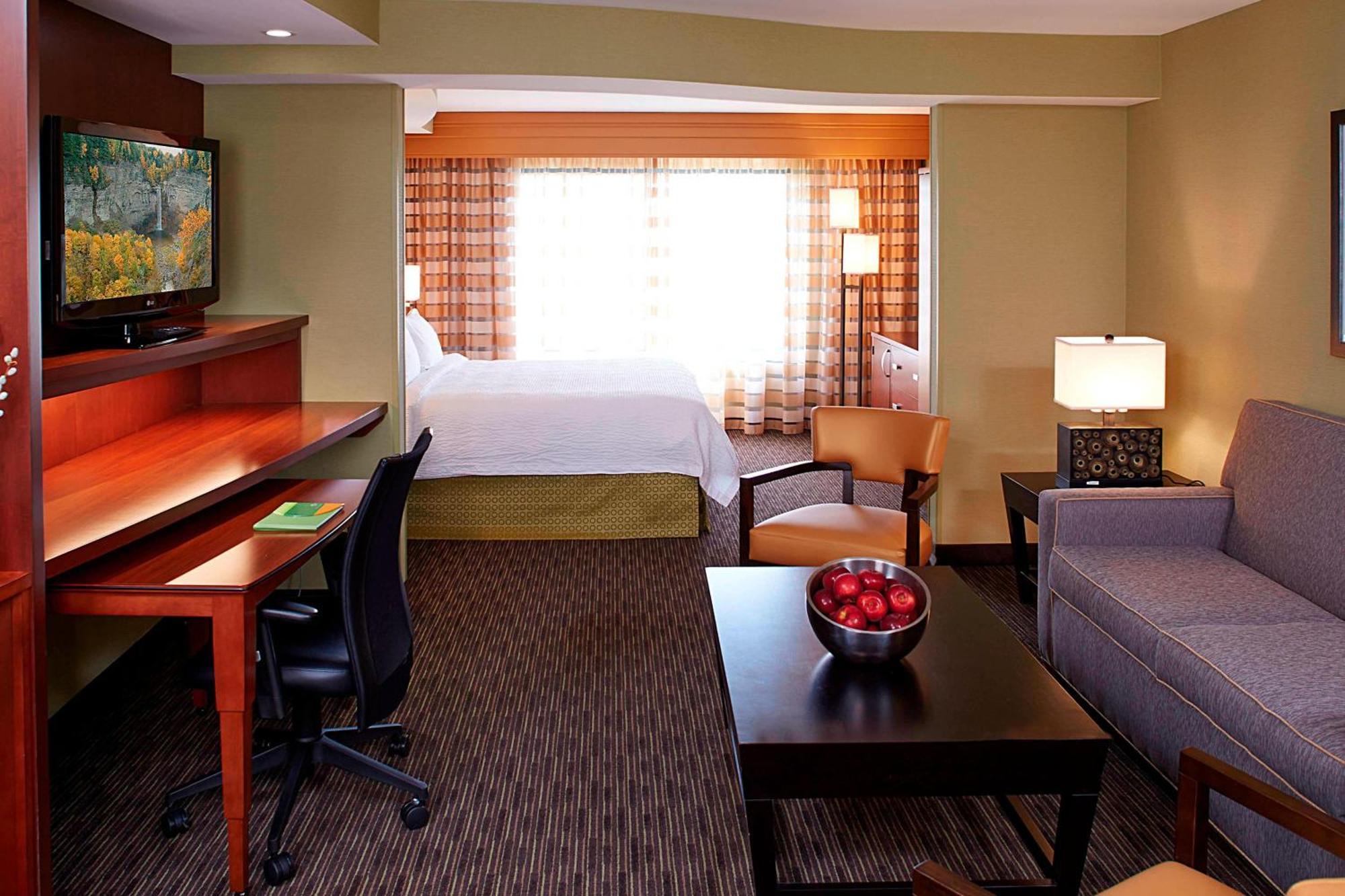 คอร์ตยาร์ด อีทากา แอร์พอร์ต/ยูนิเวอร์ซิตี้ Hotel อิทากา ภายนอก รูปภาพ