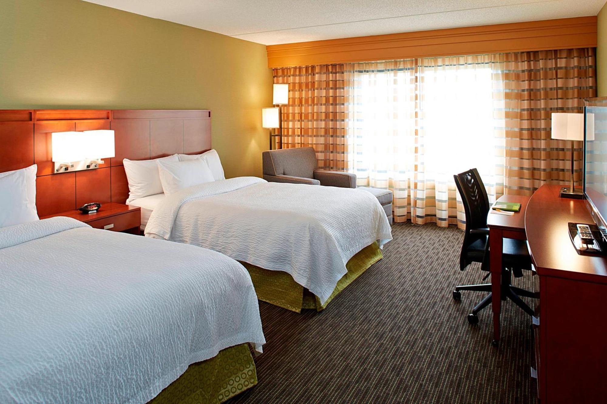 คอร์ตยาร์ด อีทากา แอร์พอร์ต/ยูนิเวอร์ซิตี้ Hotel อิทากา ภายนอก รูปภาพ
