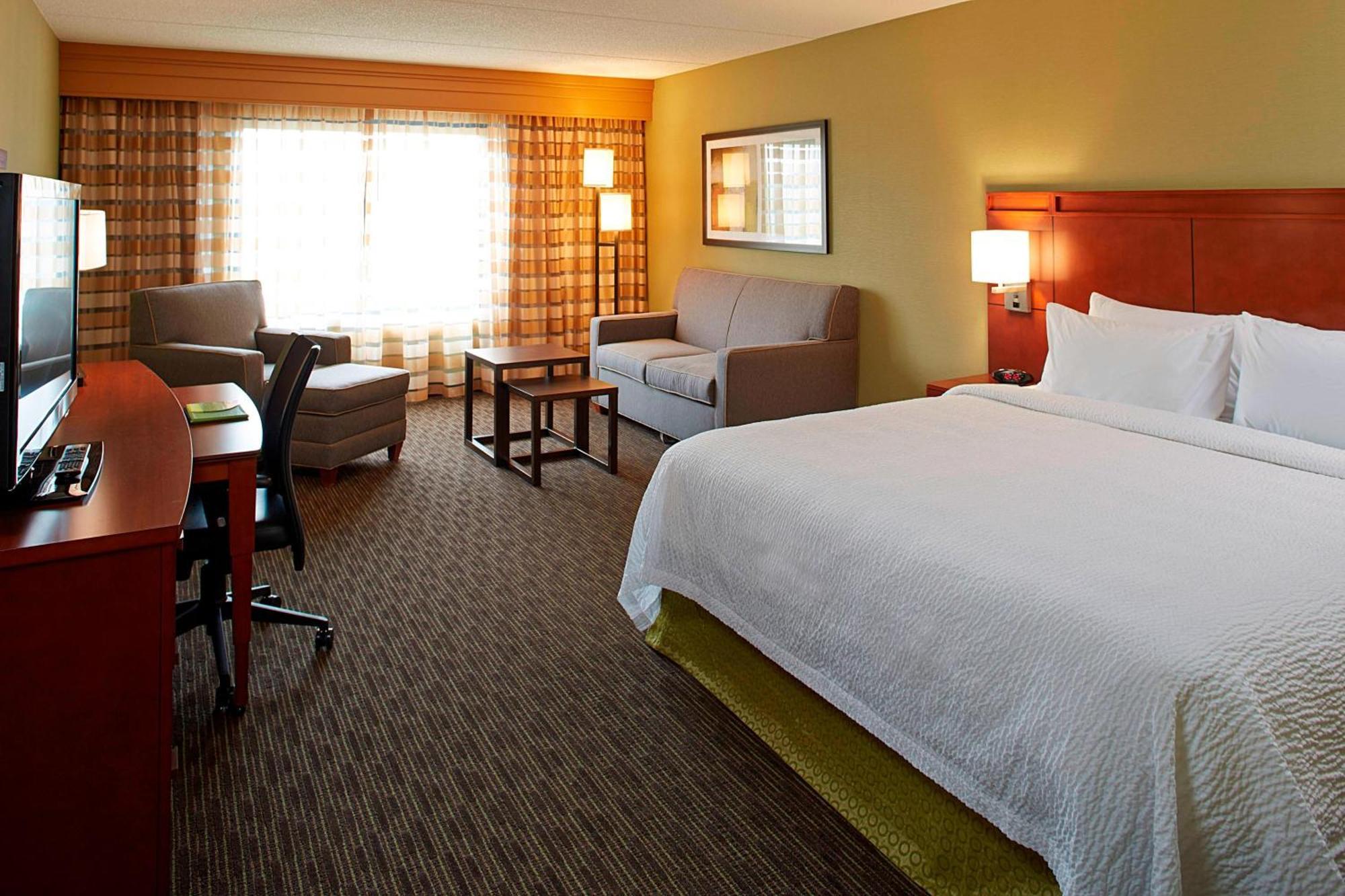 คอร์ตยาร์ด อีทากา แอร์พอร์ต/ยูนิเวอร์ซิตี้ Hotel อิทากา ภายนอก รูปภาพ