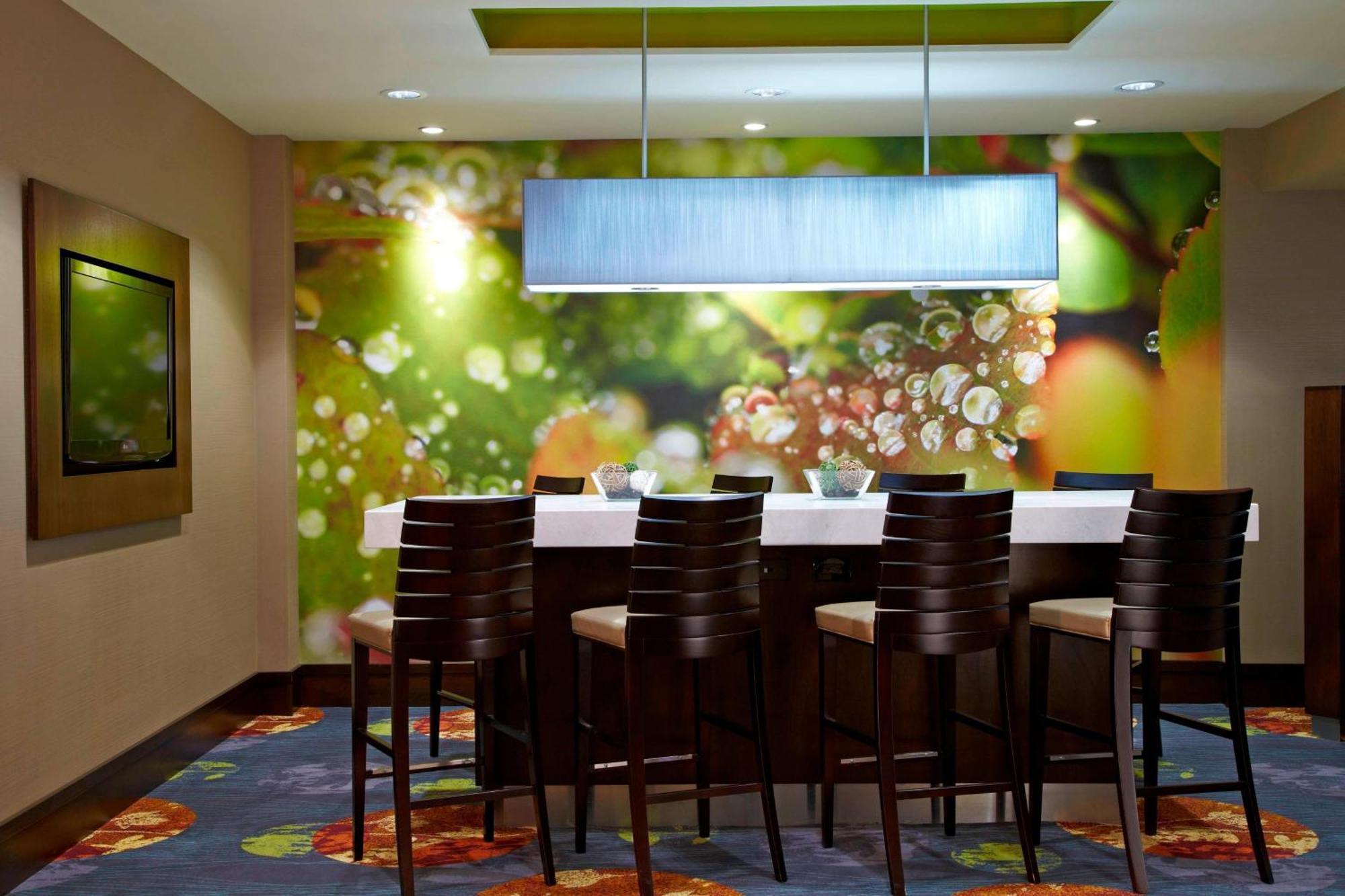 คอร์ตยาร์ด อีทากา แอร์พอร์ต/ยูนิเวอร์ซิตี้ Hotel อิทากา ภายนอก รูปภาพ