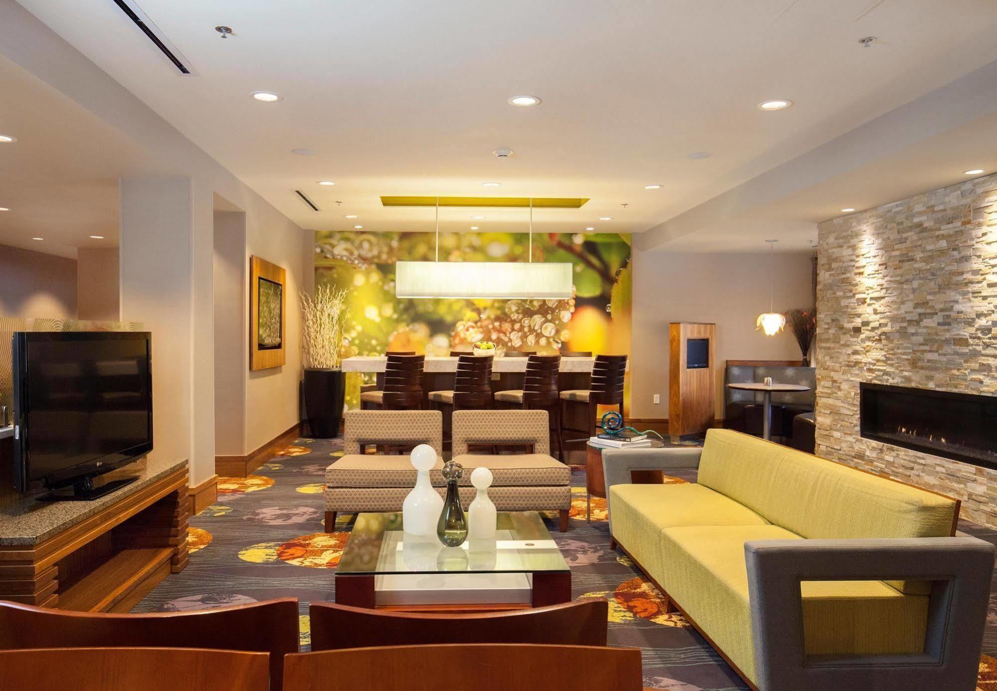 คอร์ตยาร์ด อีทากา แอร์พอร์ต/ยูนิเวอร์ซิตี้ Hotel อิทากา ภายนอก รูปภาพ