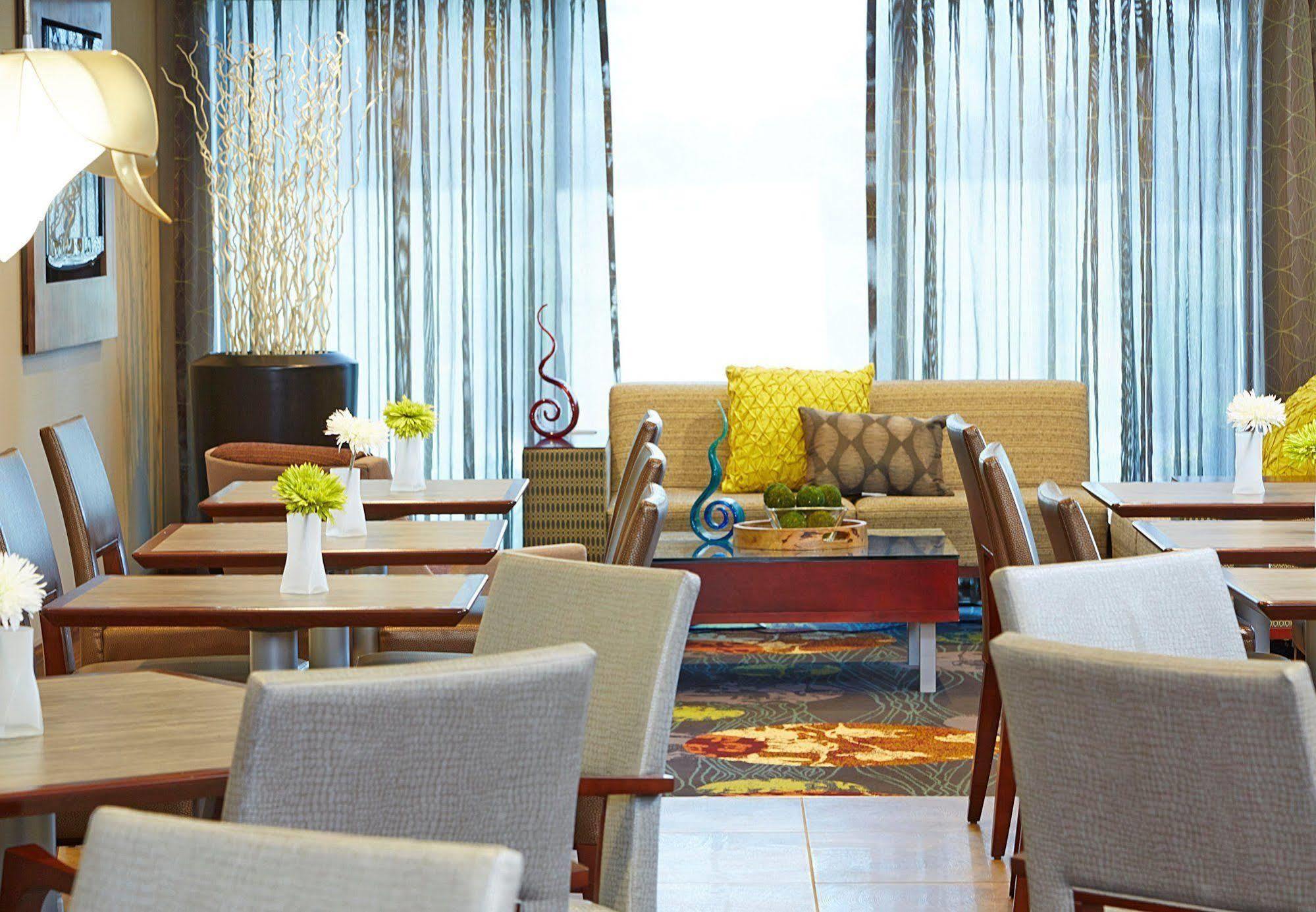 คอร์ตยาร์ด อีทากา แอร์พอร์ต/ยูนิเวอร์ซิตี้ Hotel อิทากา ภายนอก รูปภาพ