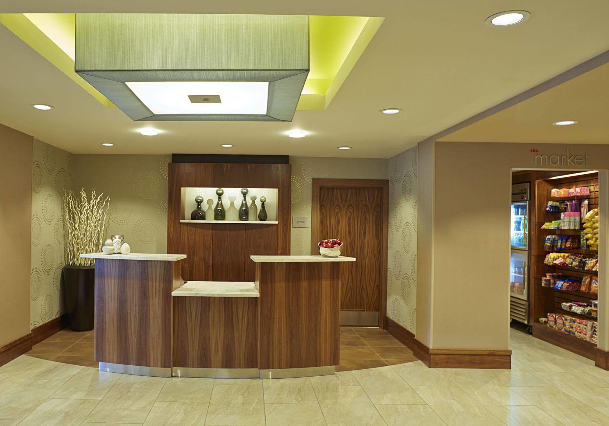คอร์ตยาร์ด อีทากา แอร์พอร์ต/ยูนิเวอร์ซิตี้ Hotel อิทากา ภายนอก รูปภาพ