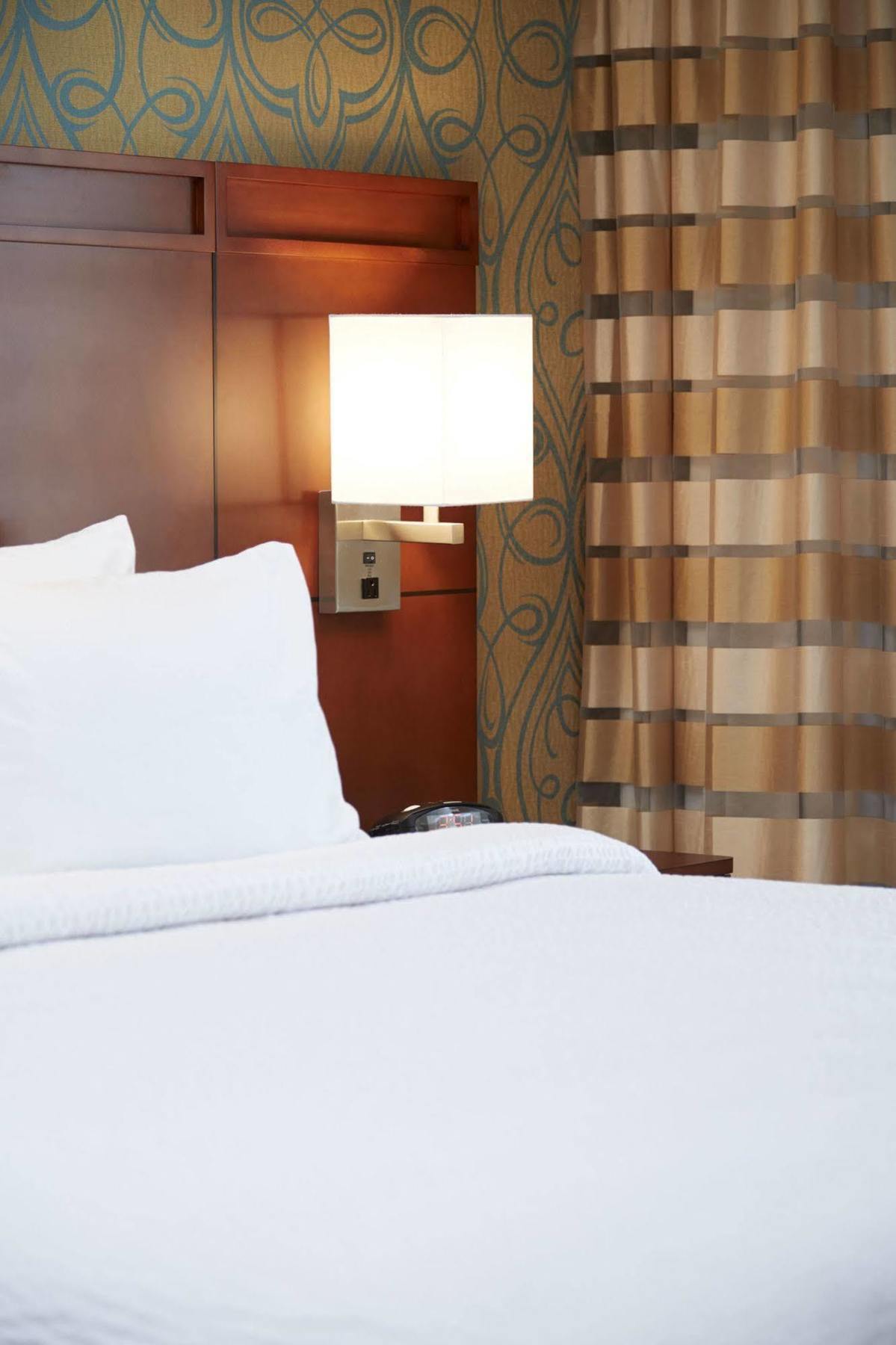 คอร์ตยาร์ด อีทากา แอร์พอร์ต/ยูนิเวอร์ซิตี้ Hotel อิทากา ภายนอก รูปภาพ